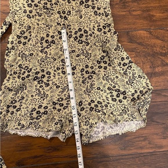 NEW Urban Outfitters size medium Ditzy Floral Print Tie Back Puff Sleeve Romper - Picture 8 of 14